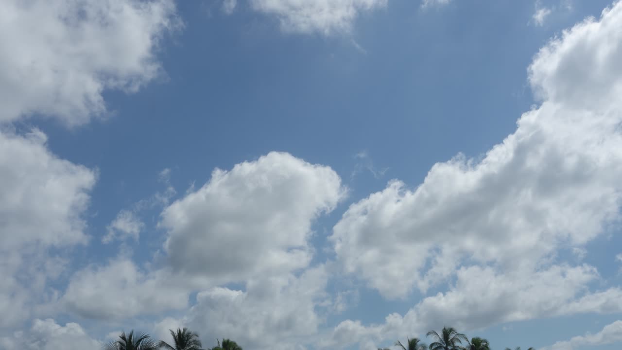 파란 하늘에서 빠르게 움직이는 하 은 구름, 낮에는 구름이 가득한 여름 날, 빛으로 앞으로 이동, 인라인 여행, 수평 스카이, 자연 배경 벽지