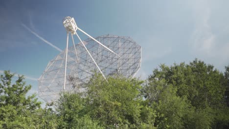 un gran telescopio de radio en un bosque