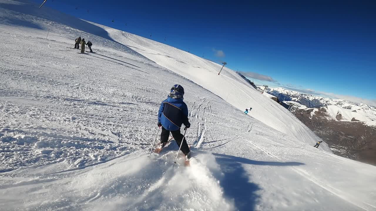 Bambino piccolo che impara a sciare in montagna