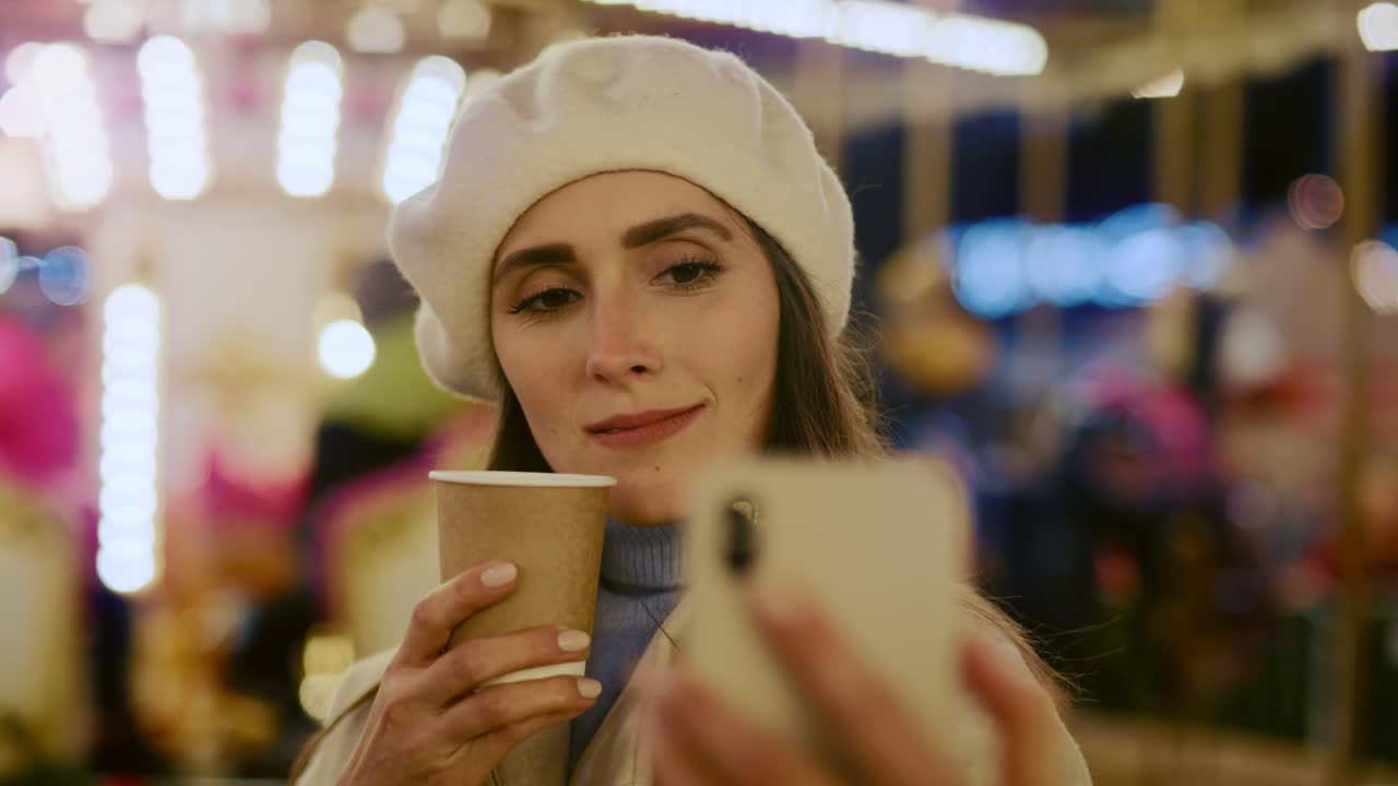 Video di una donna che si fa un selfie al luna park
