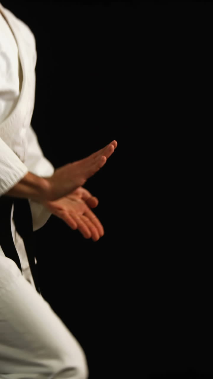 hombre practicando karate