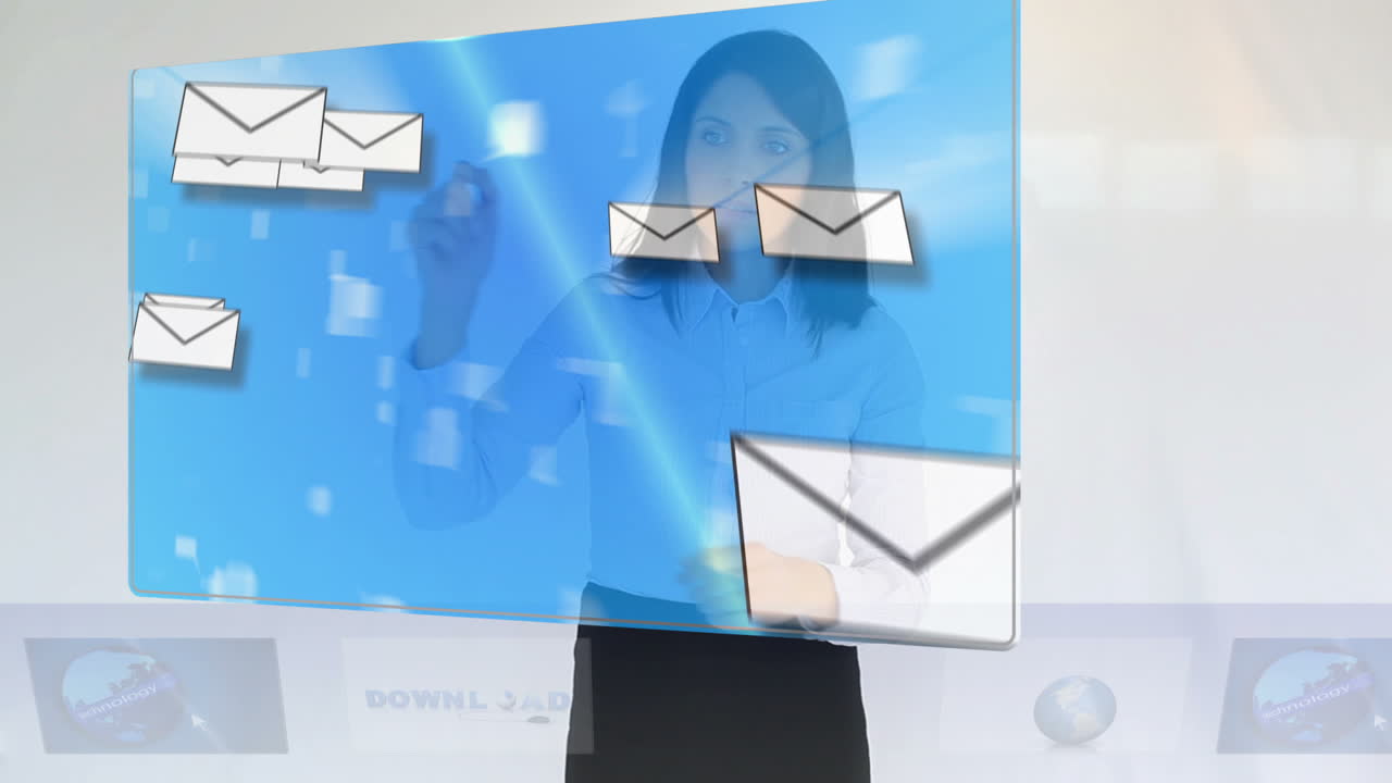 온라인 커뮤니케이션 클립을 보는 사업가