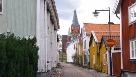 Dolly-Side-Shot-De-Fachadas-De-Casas-De-Madera-De-Colores-En-Eksjo,-Suecia