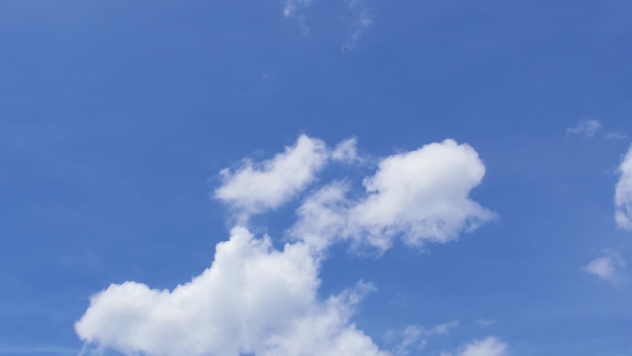 밝은 푸른 하늘에서 가운 하 구름이 날아 갔다. 태양의 뜨거운 여름 주, 4k 비디오