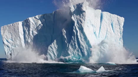 un iceberg masivo en el océano