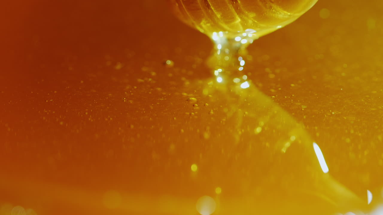 макание деревянной ложки в мед замедленная съемка видео