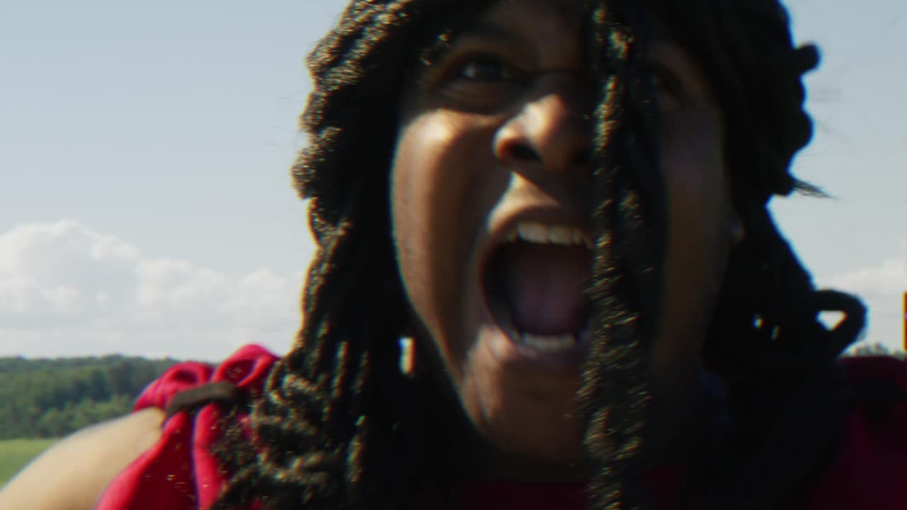 삼손은 주위를 둘러보며 카메라를 향해 강력하게 포효하고, 긴 두려움을 가진 성경적 인물, 이스라엘 전사와 판사, 구약의 흑인 남성, 기독교인