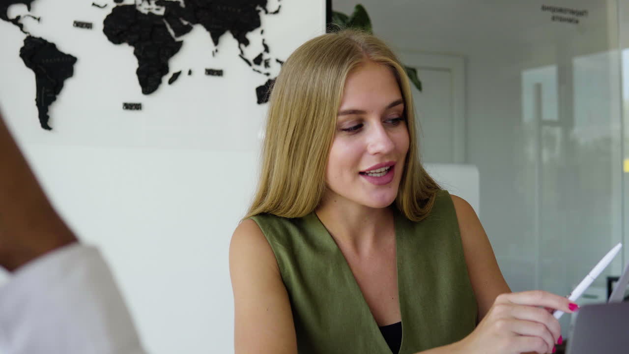 женщина, работающая в туристическом агентстве