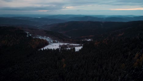 Imágenes-Aéreas-Del-Paisaje-Montañoso-Cubierto-De-Selva-Negra-En-La-Temporada-De-Invierno