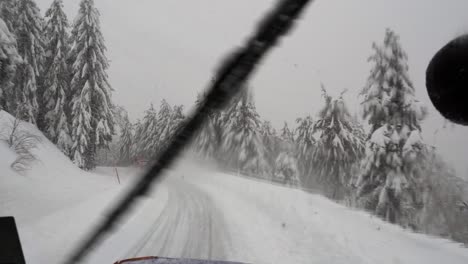 Schneepflug-Jagt-Zweiten-Schneepflug,-Während-Schneebedeckte-Straße-Frei-Ist