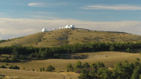 observatorio en la cima de una colina