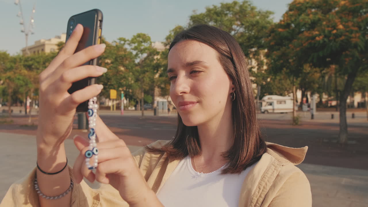 Jovem usando smartphone ao ar livre na cidade