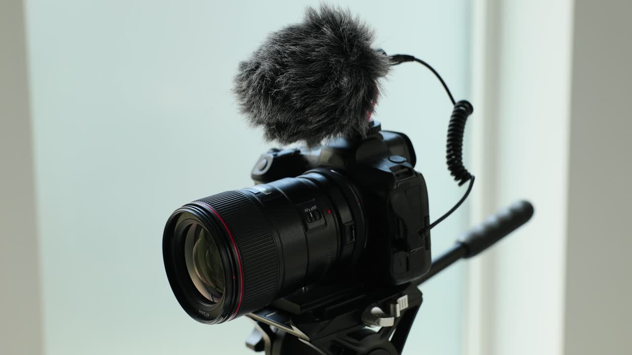 Professionelt kamera med mikrofon står i fotostudie