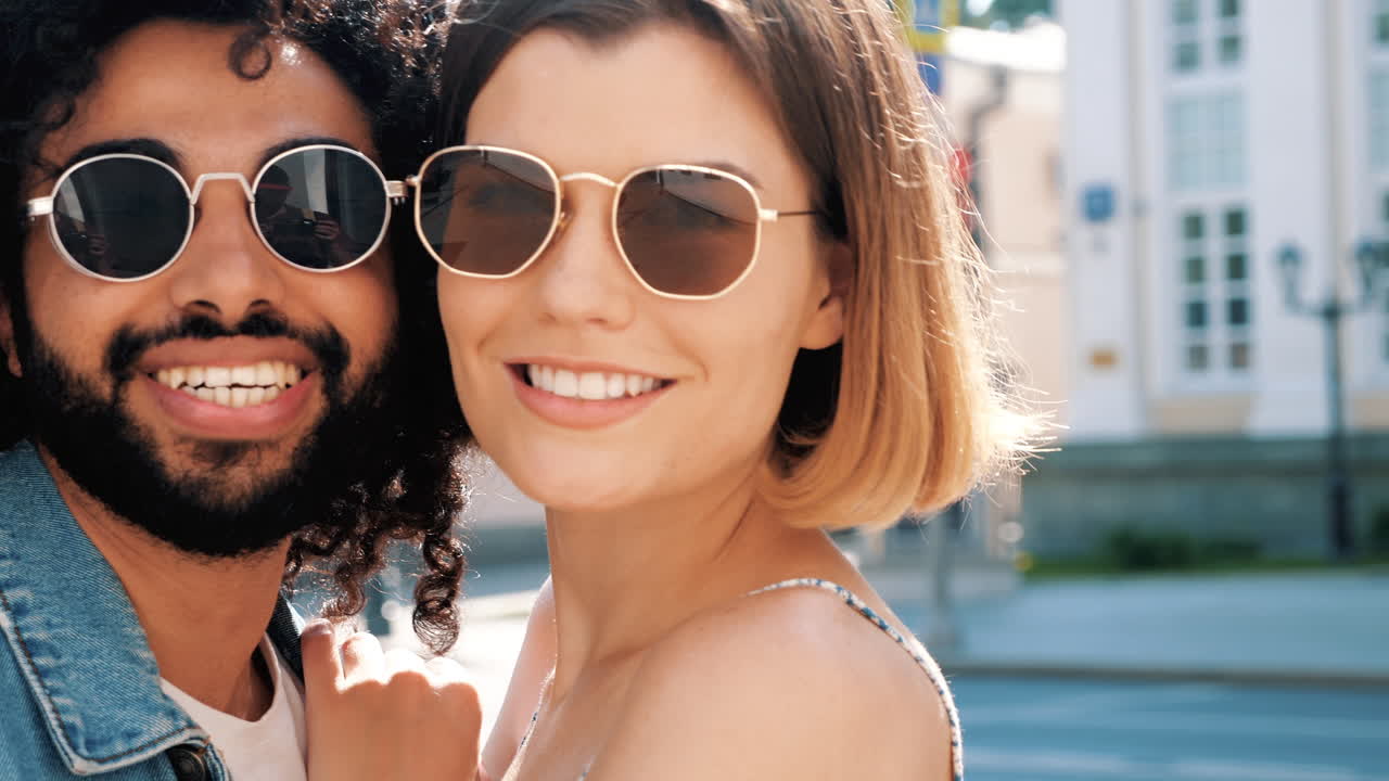 야외에서 선글라스를 입은 커플