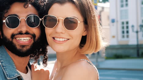 pareja con gafas de sol al aire libre