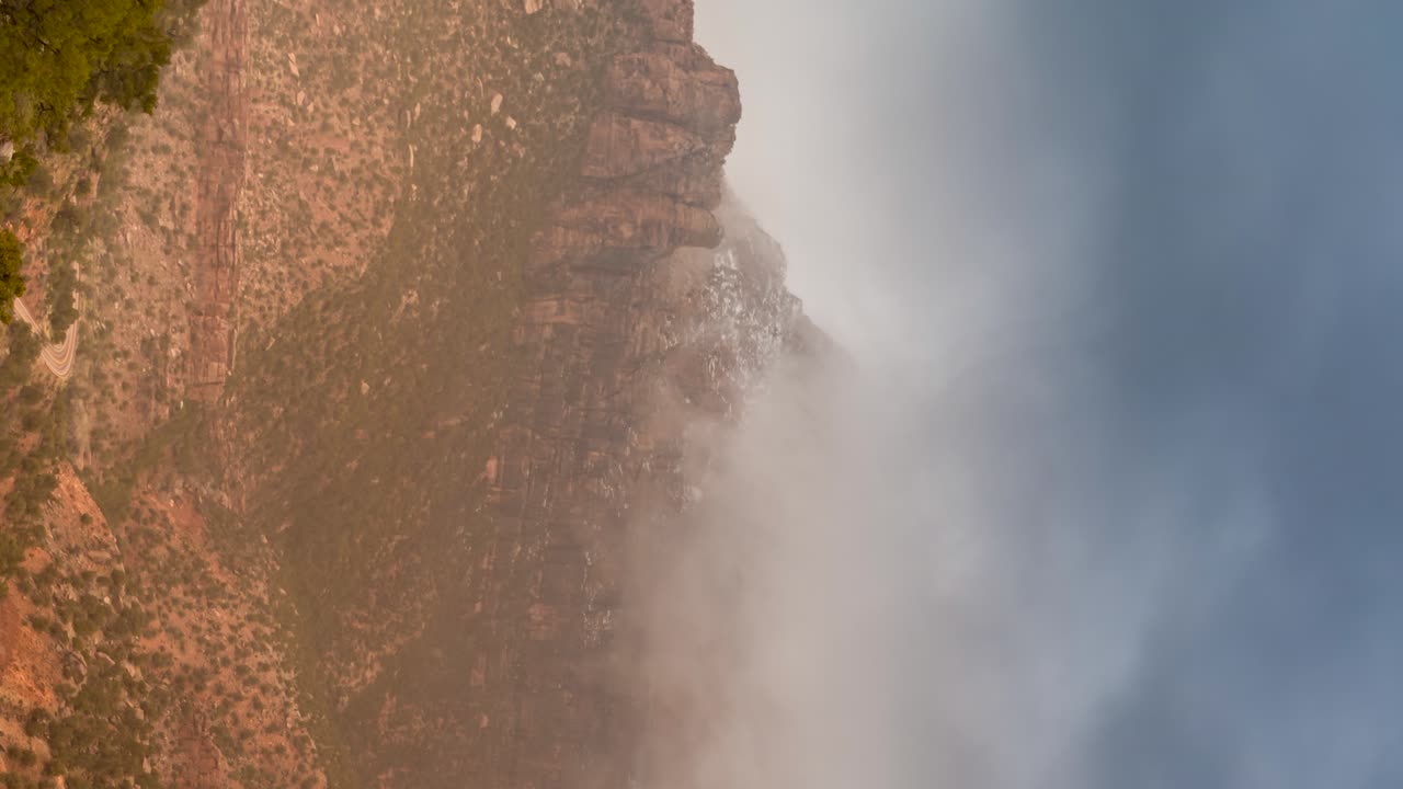 niebla brumosa sobre acantilados rojos en el desierto del sur de utah - lapso de tiempo vertical