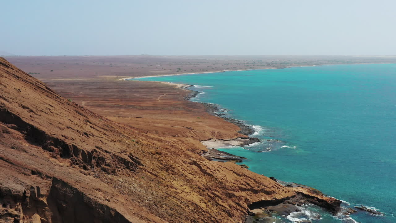 toma aérea de una montaña seca desnuda en una costa rocosa y desértica