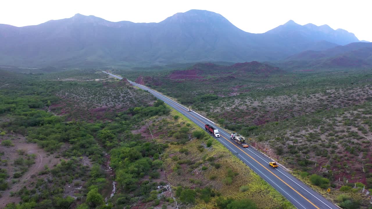 remolques de carga pesados navegando por las pintorescas carreteras montañosas de méxico