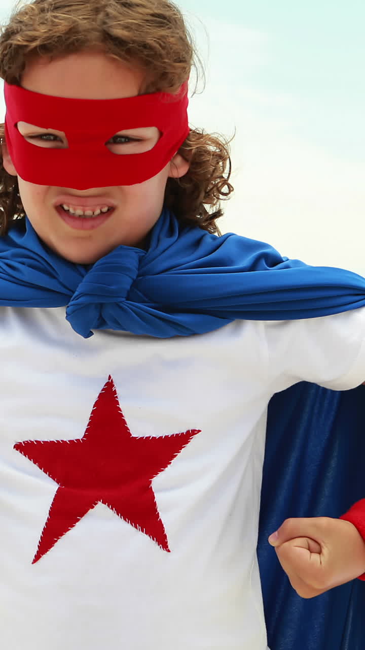 un niño fingiendo ser un superhéroe.