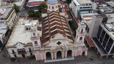 La-Antena-Se-Inclina-Hacia-La-Fachada-Neocolonial-De-La-Catedral-De-Salta,-Arg.