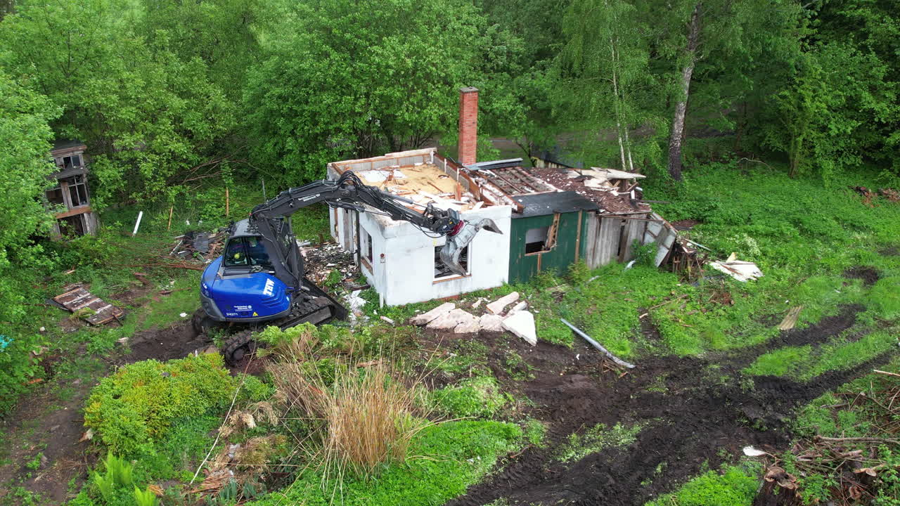 기술 구호 단체는 휠 로더로 집을 철거합니다.