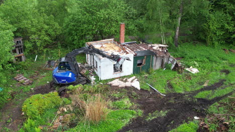 the-technical-relief-organization-THW-demolishes-a-house-with-a-wheel-loader