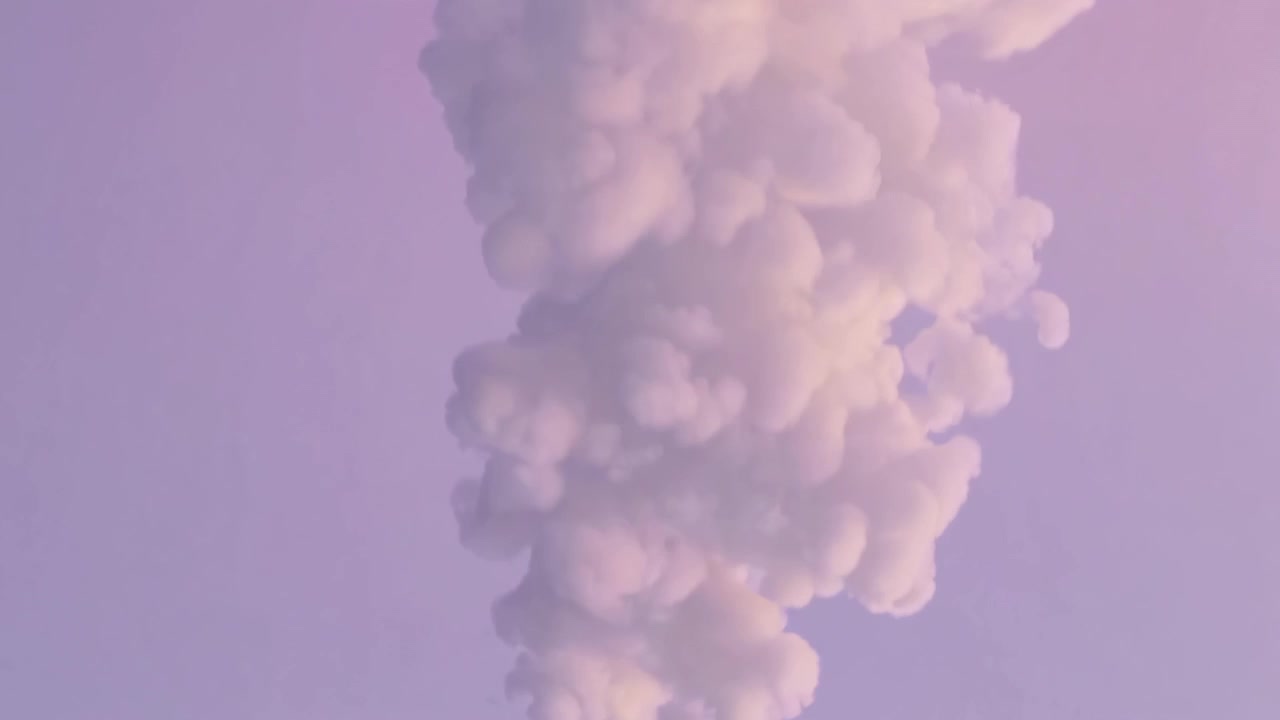 Fumo Bianco Denso Che Si Innalza Contro un Cielo Viola Tenue