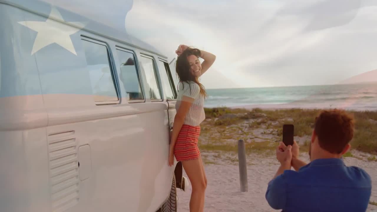 animación de agitar la bandera de chile sobre una pareja divirtiéndose en la playa