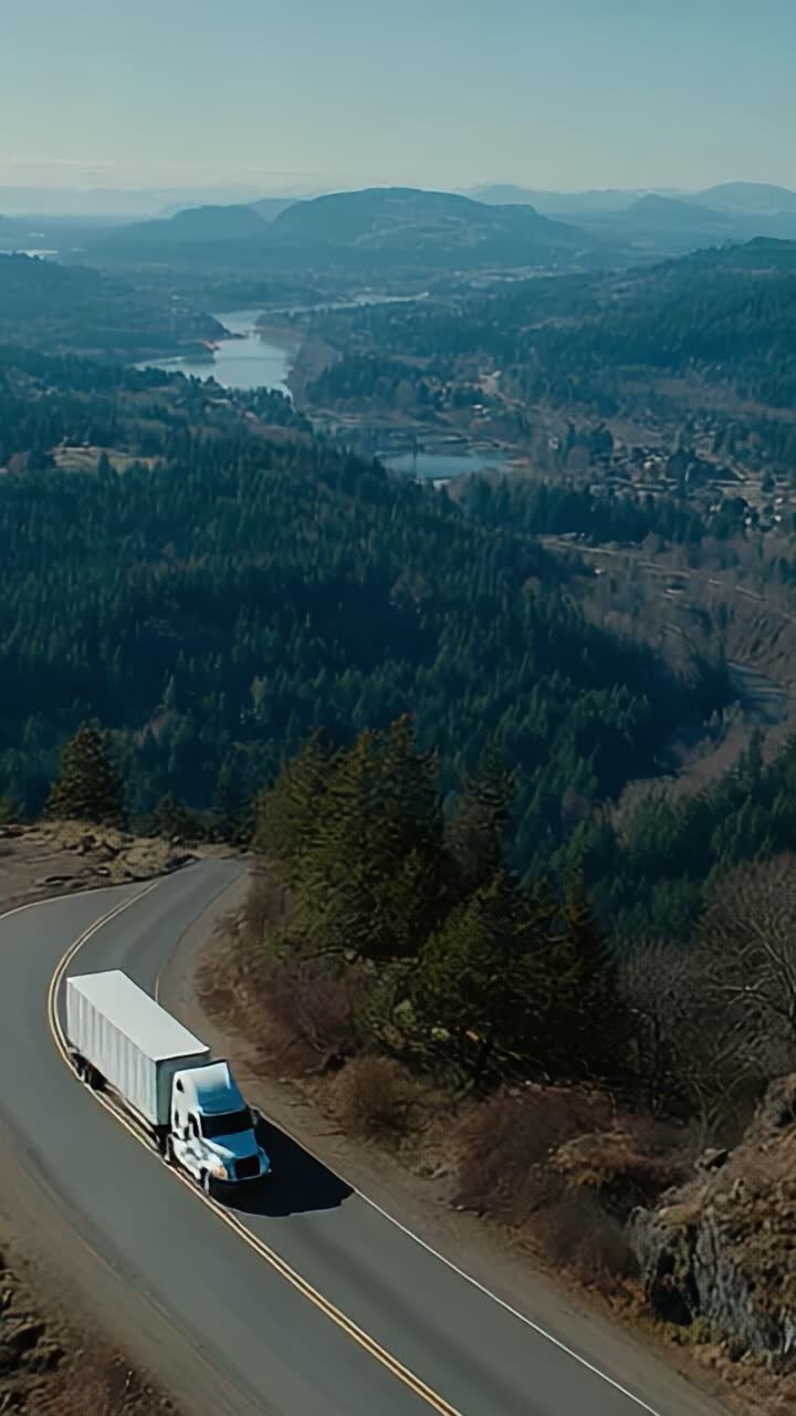 Un viaggio panoramico: un camion percorre strade tortuose tra rigogliose montagne verdi e fiumi tranquilli in un paesaggio mozzafiato