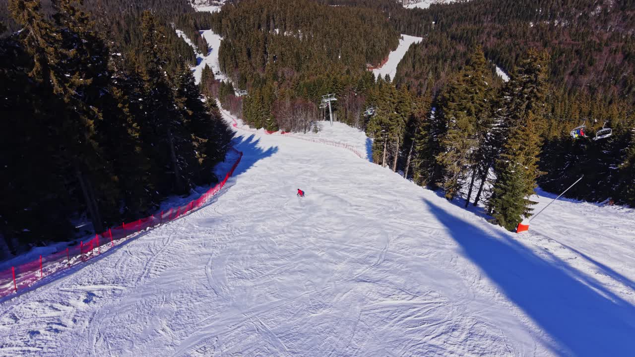 Sci sulle piste nei Carpazi della Bulgaria durante l'inverno