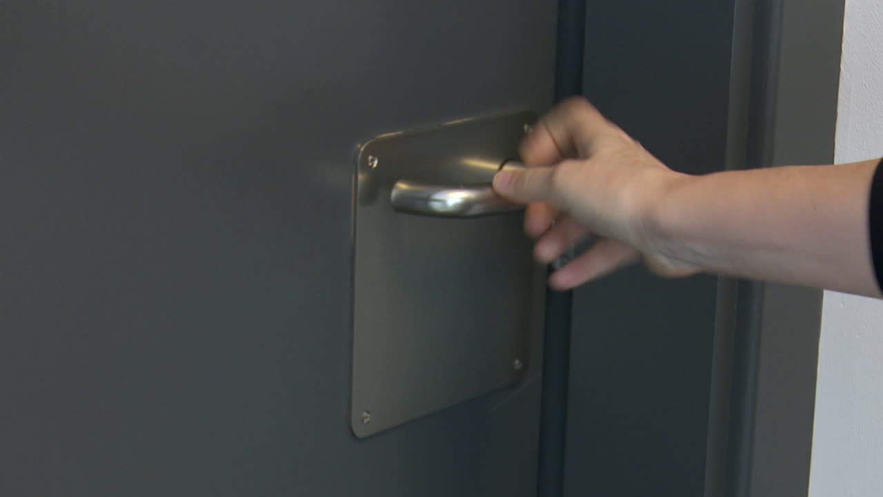 문 을 열고 있는 사람