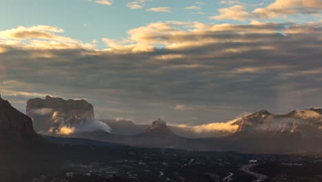 lapso de tiempo del amanecer y las nubes sobre el aeropuerto de sedona mesa vórtice formaciones de roca roja en arizona, ee.uu.