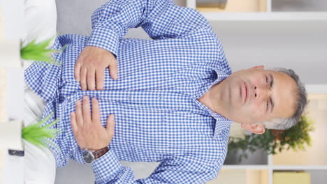 video vertical de un hombre con dolor de estómago.