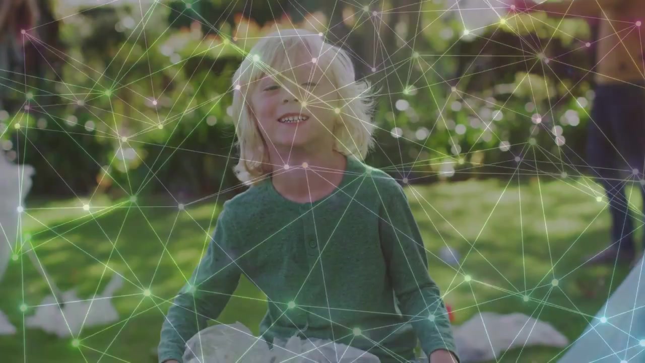 Ragazzo che chiama e solleva un bidone verde per la raccolta differenziata in un parco, con una sovrapposizione di rete che visualizza l'impatto della pulizia.