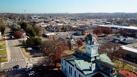 Morristown-Tennessee-Volar-Sobre-El-Palacio-De-Justicia-Del-Condado-De-Hamblen,-Morristown-Tn,-Morristown-Tenn