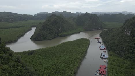 Panorámica-Aérea:-Turismo-Ecológico-De-Belleza-Natural-En-El-Parque-Geoforest-En-Malasia