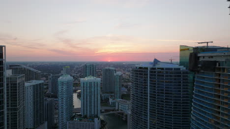 Los-Delanteros-Vuelan-Sobre-El-Distrito-Urbano-Moderno.-Altos-Edificios-Residenciales-Del-Centro-Y-Un-Cielo-Romántico-Y-Colorido-Al-Atardecer.-Miami,-Estados-Unidos