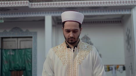 Joven-Imán-Adora-En-La-Mezquita