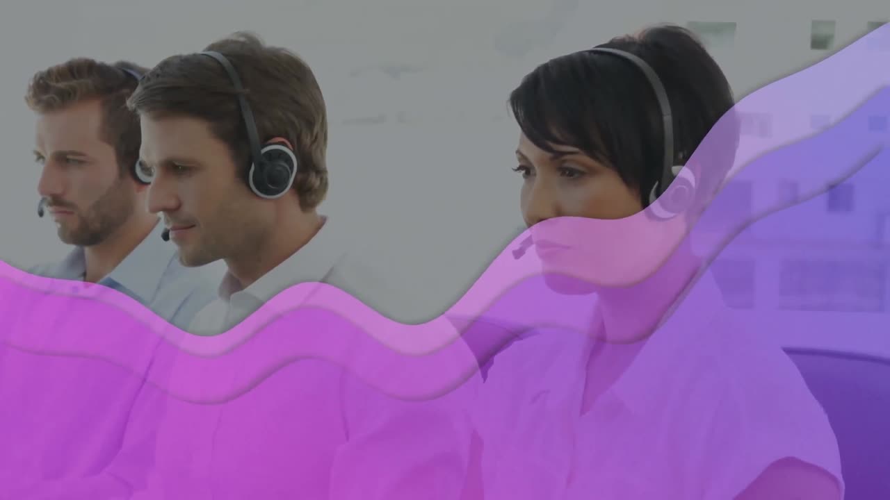 animación de onda púrpura sobre personas de negocios que usan auriculares de teléfono