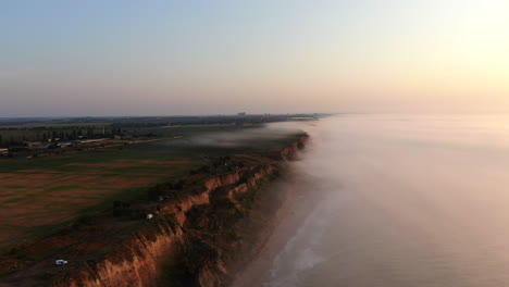 Ein-Nebliger-Sonnenaufgang-Am-Meer