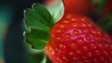 Vídeo-Macro-Detallado-De-Un-Montón-De-Fresas,-Fresa-Roja-Cruda,-Hoja-Verde,-Sobre-Un-Soporte-Giratorio,-Movimiento-Suave,-Cámara-Lenta-120fps