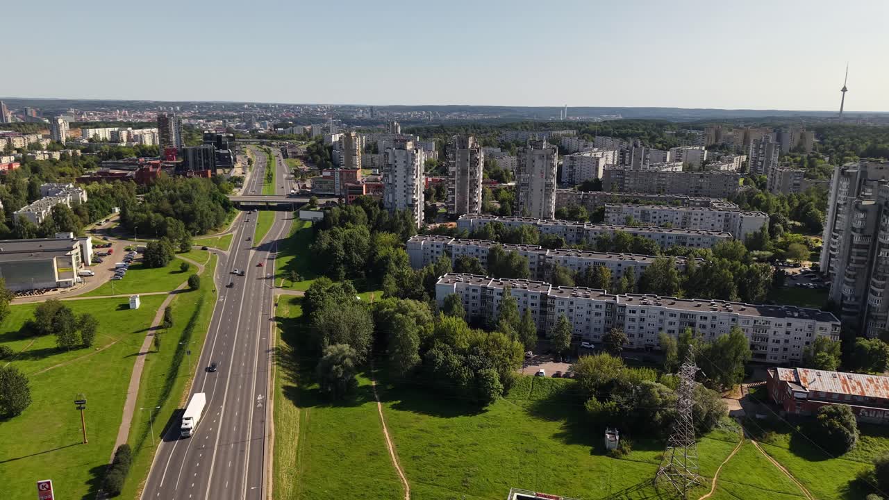 Аэросъемка, соединяющая жилой район Шяшкине с главной дорогой и транспортным потоком