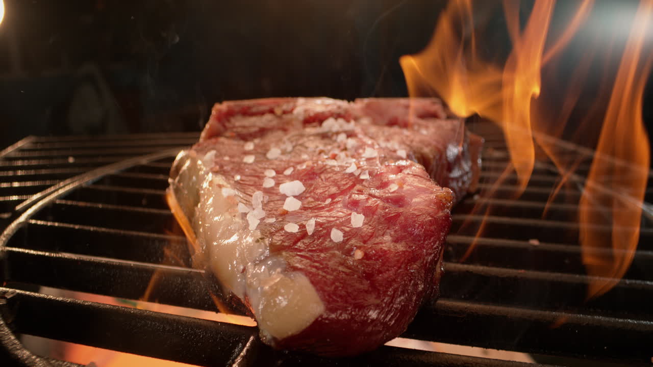 bistec a la parrilla en una parrilla de barbacoa