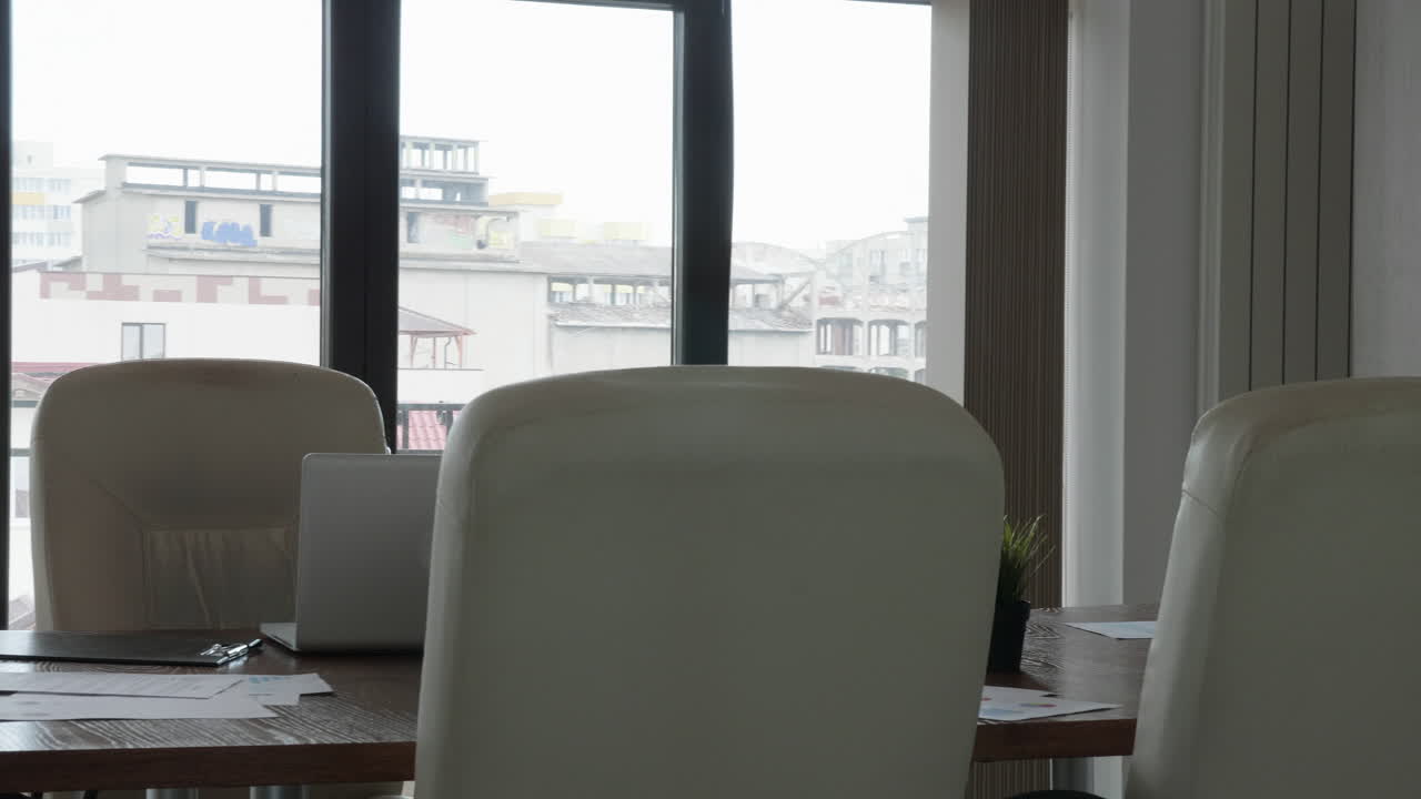 Sala de reuniões de escritório com vista para a cidade