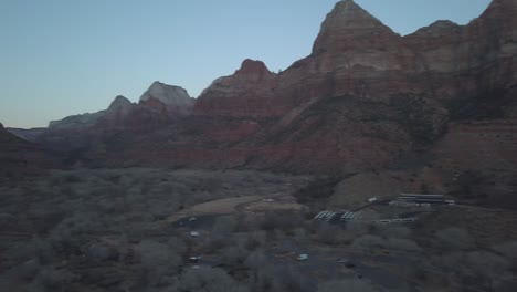 Schöne-Luftaufnahmen-Direkt-Außerhalb-Des-Zion-nationalparks-Im-Süden-Von-Utah