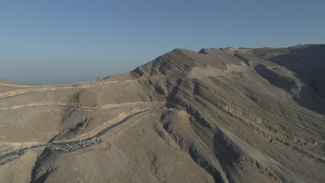 acercar la foto de un dron de una montaña rocosa