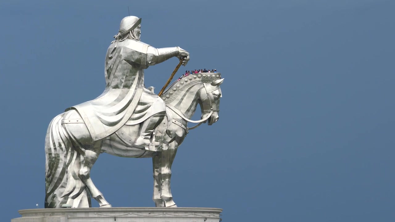 Grande statua equestre argentata contro un cielo azzurro limpido