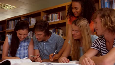 estudiantes trabajando juntos en la biblioteca