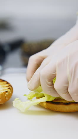 estoy preparando una hamburguesa.