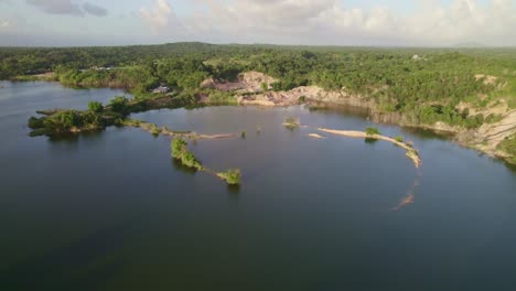 un avión no tripulado volando sobre un lago 2